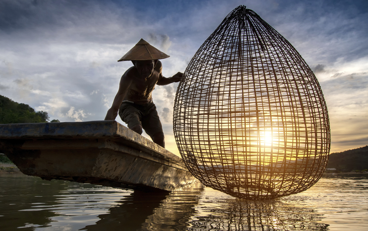 Fishermen fishing in the early morning golden light,fisherman fi - © sirisakboakaew - stock.adobe.com