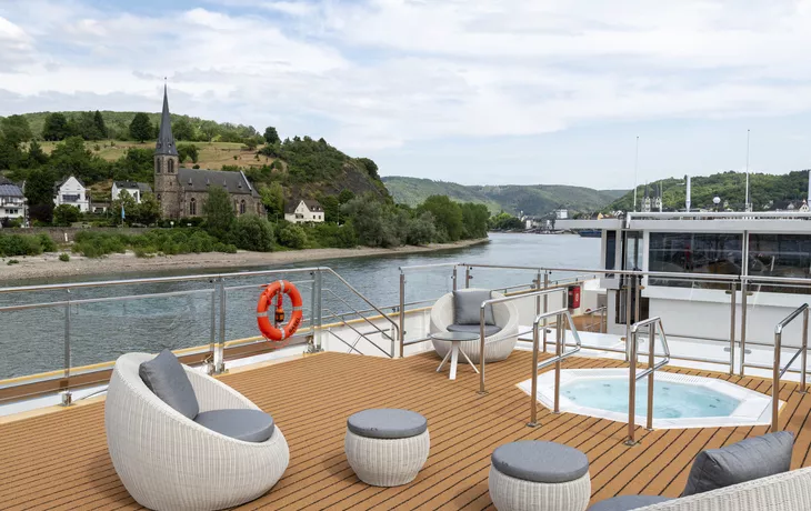 Sonnendeck mit Whirlpool - © 