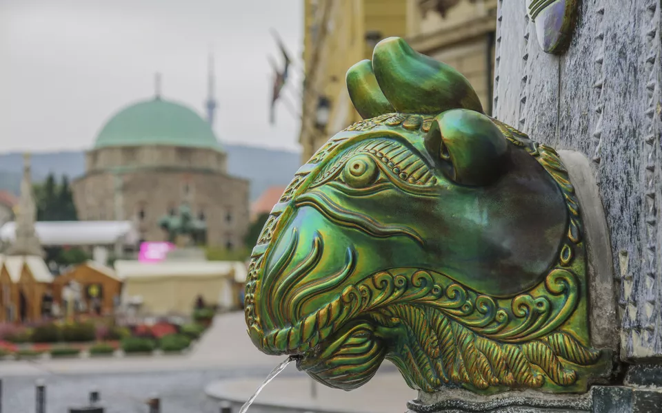 Zsolnay Brunnen und Moschee, Pécs - © shutterstock_159083168