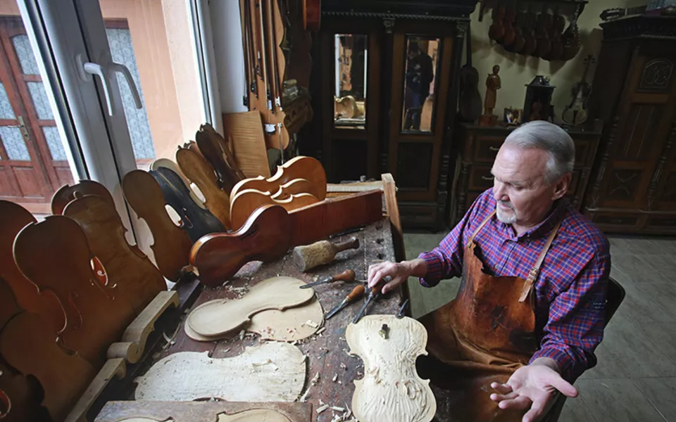 Geigenbauer im Künstlerdorf Kovacica