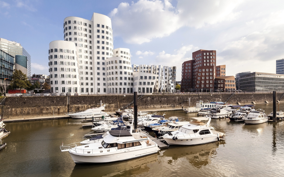 Gehry-Bauten am Neuen Zollhof, Düsseldorf - © shutterstock_238407208