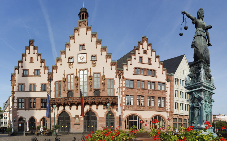 Römerberg im historischen Zentrum, Frankfurt - © shutterstock_85692352