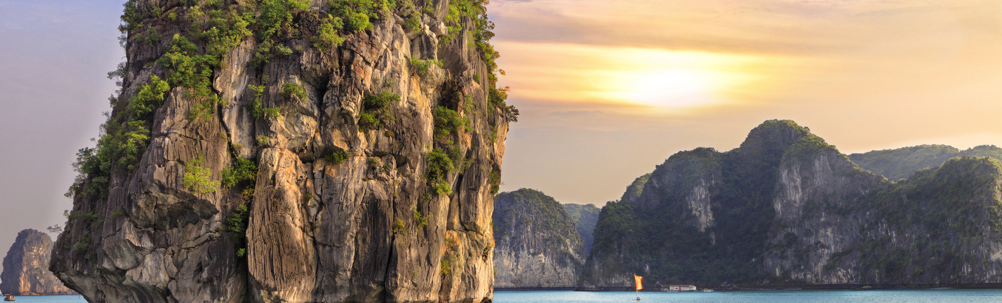 Sonnenuntergang in der Halong-Bay - © lena_serditova - stock.adobe.com