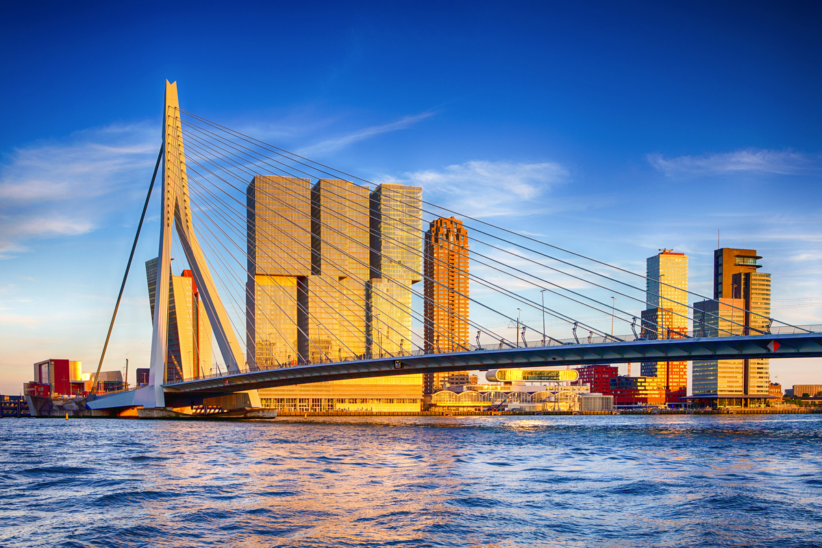 Erasmusbrücke in Rotterdam in den Niederlanden - © danmorgan12 - stock.adobe.com