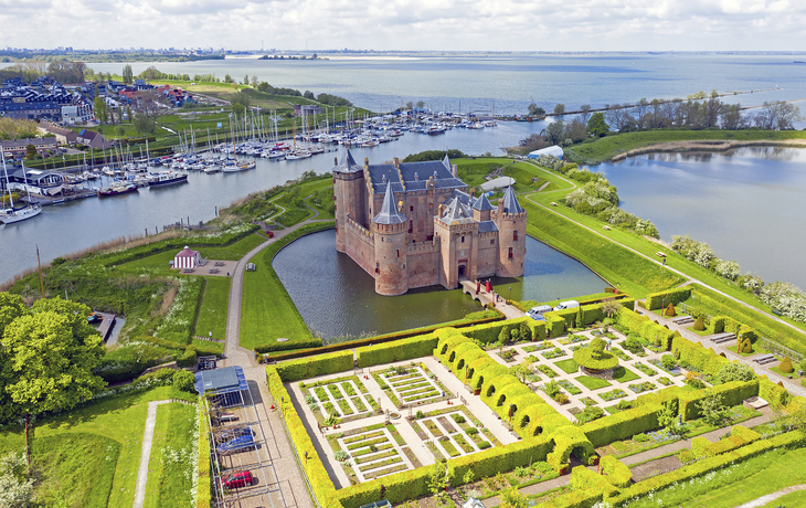 Schloss Muiderslot - © Copyright (c) 2021 Steve Photography/Shutterstock.  No use without permission.