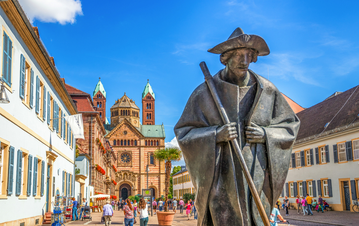 Pilgerfigur und Dom zu Speyer  - © Sina Ettmer - stock.adobe.com