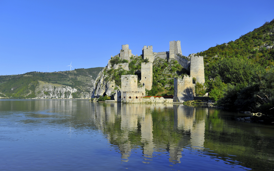 Festung Golubac an der Donau - © shutterstock_220818883