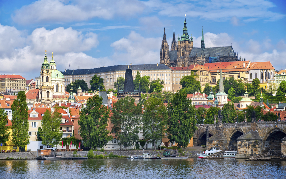 Burg und Karlsbrücke, Prag - © shutterstock_83097769