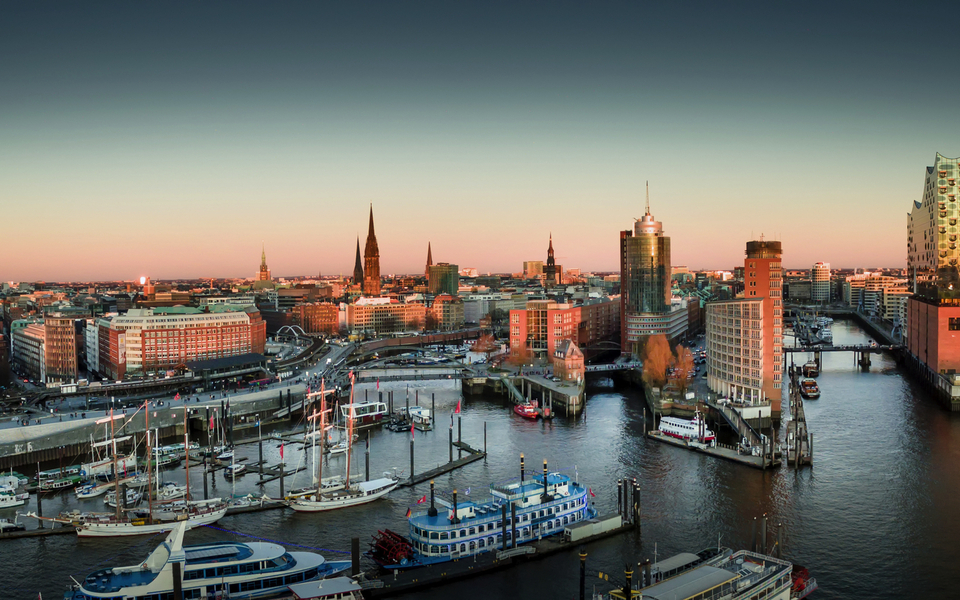 Elbphilharmonie und Hafencity bei Sonnenuntergang - © Jonas Weinitschke - stock.adobe.com