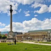 Schlossplatz Stuttgart im Sommer