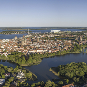 Stralsund, dahinter die Insel Rügen