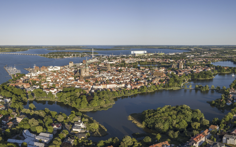 Stralsund, dahinter die Insel Rügen - © ©Iurii - stock.adobe.com