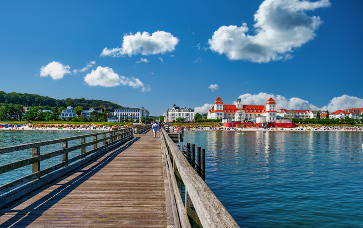 Blick von der Seebrücke auf den Strand und das Kurhaus des Ostseebads Binz auf Rügen - © hifografik - stock.adobe.com