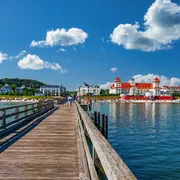 Blick von der Seebrücke auf den Strand und das Kurhaus des Ostseebads Binz auf Rügen