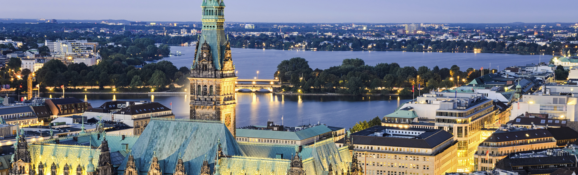 Blick aufs Rathaus in der Altstadt, Hamburg - © shutterstock_173000741