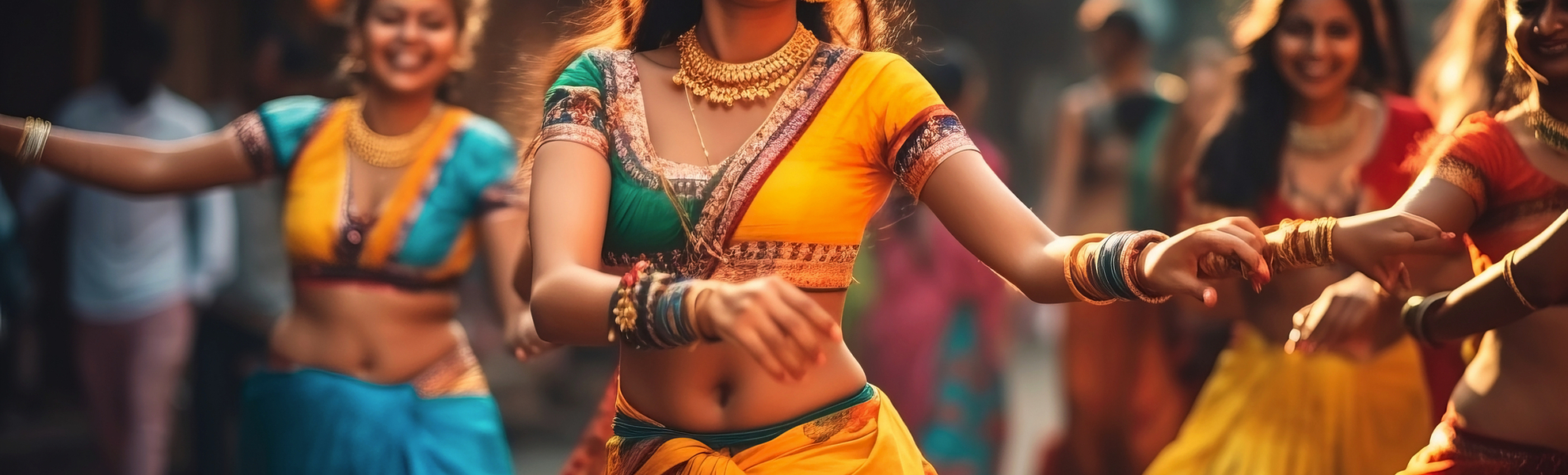 Indische Frauen tanzen in traditionellen Kleidern auf der Straße - © Denis - stock.adobe.com