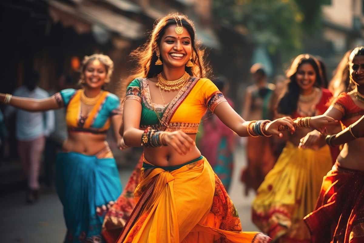 Indische Frauen tanzen in traditionellen Kleidern auf der Straße - © Denis - stock.adobe.com