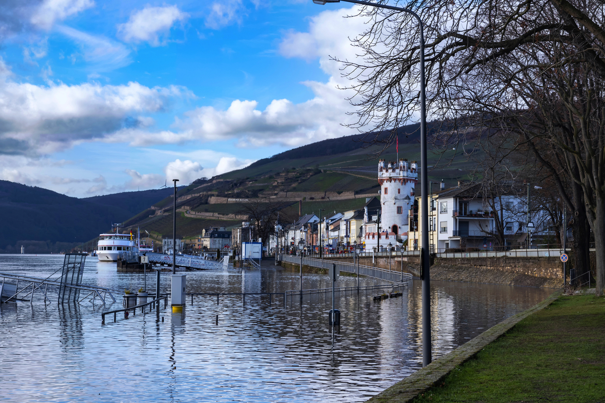 Blick entlang des Flussufers nach Rüdesheim am Rhein - © fotografci - stock.adobe.com