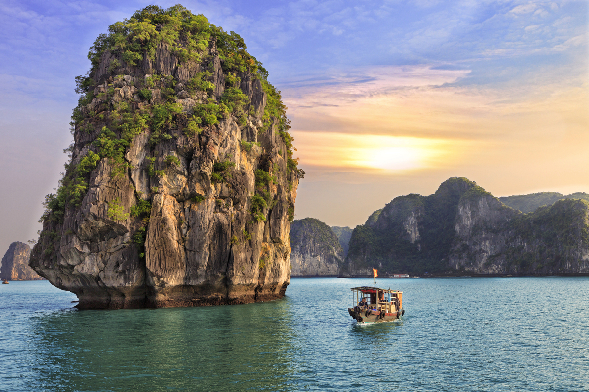 Sonnenuntergang in der Halong-Bay - © lena_serditova - stock.adobe.com