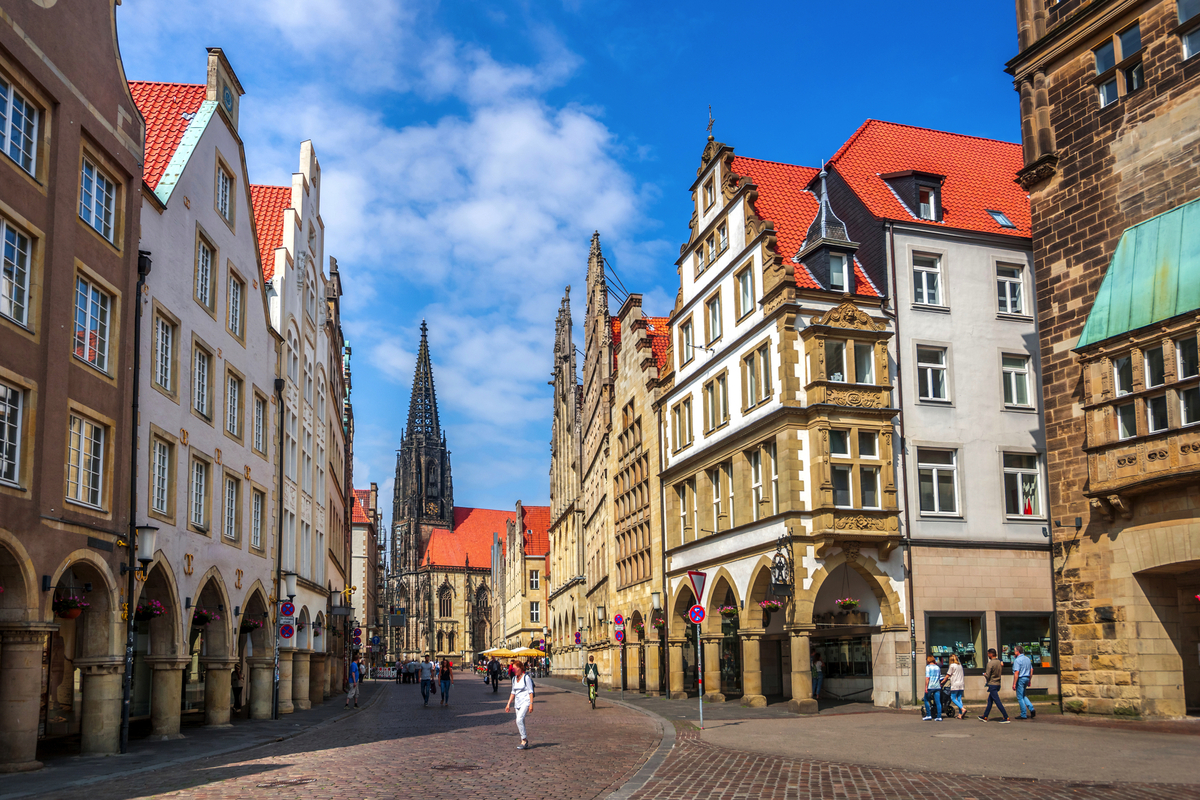 Prinzipalmarkt und Lambertikirche in Münster - © Sina Ettmer - stock.adobe.com