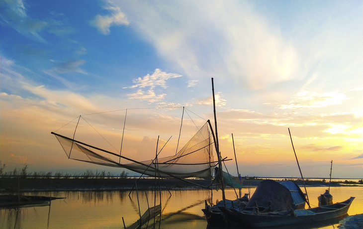 Fischerboote auf dem Brahmaputra - © Abhilekh Saikia - stock.adobe.com