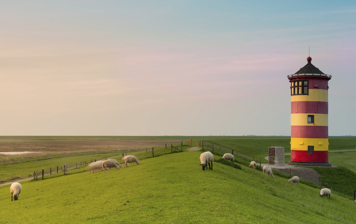 Pilsumer Leuchtturm an der Nordseeküste  - © Dar1930 - stock.adobe.com