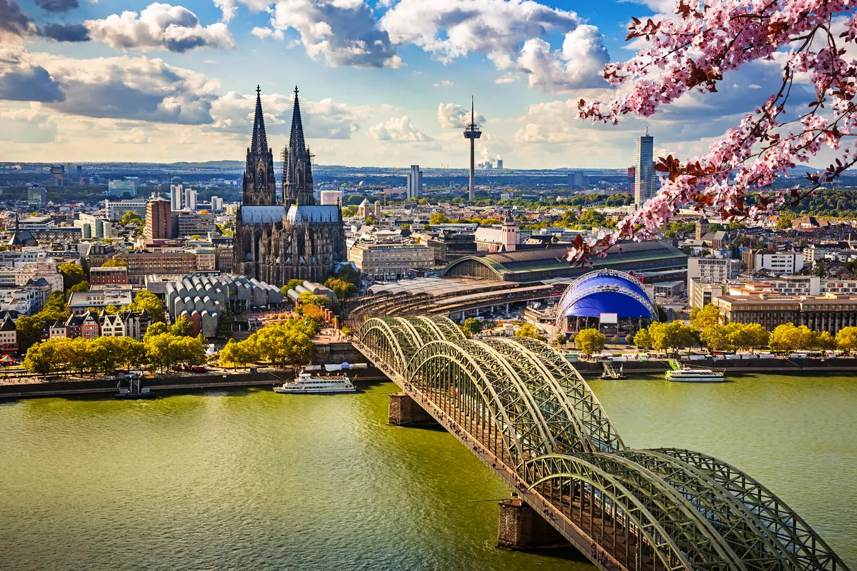 Luftaufnahme von Köln im Frühling - © sborisov - stock.adobe.com