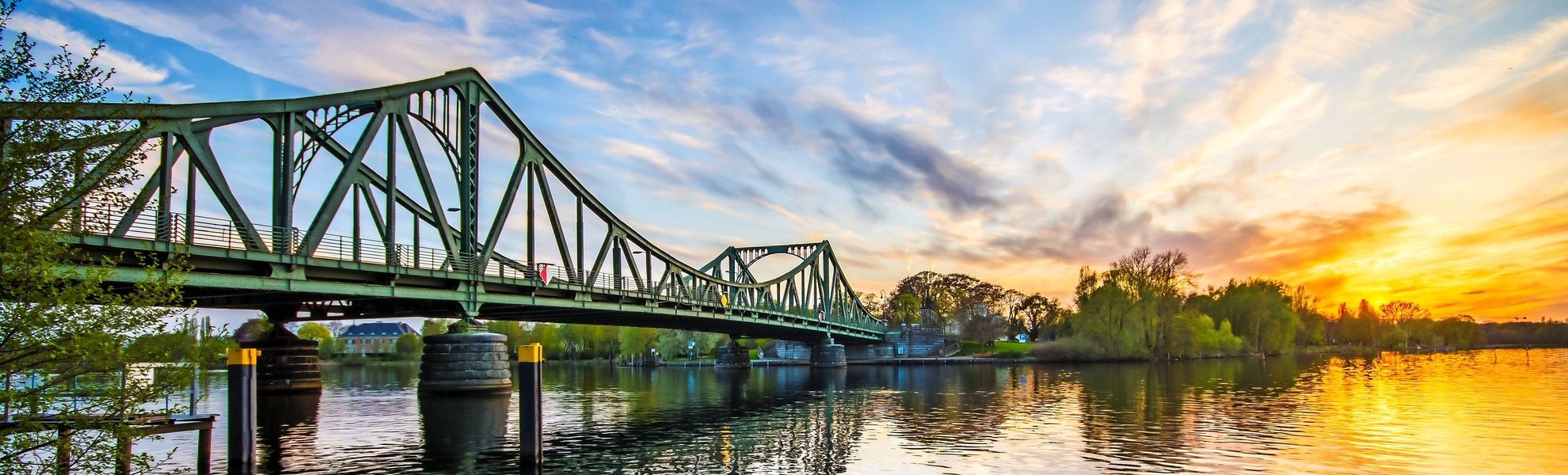 Glienicker Brücke über der Havel zwischen Berlin und Potsdam, Deutschland - © powell83 - stock.adobe.com