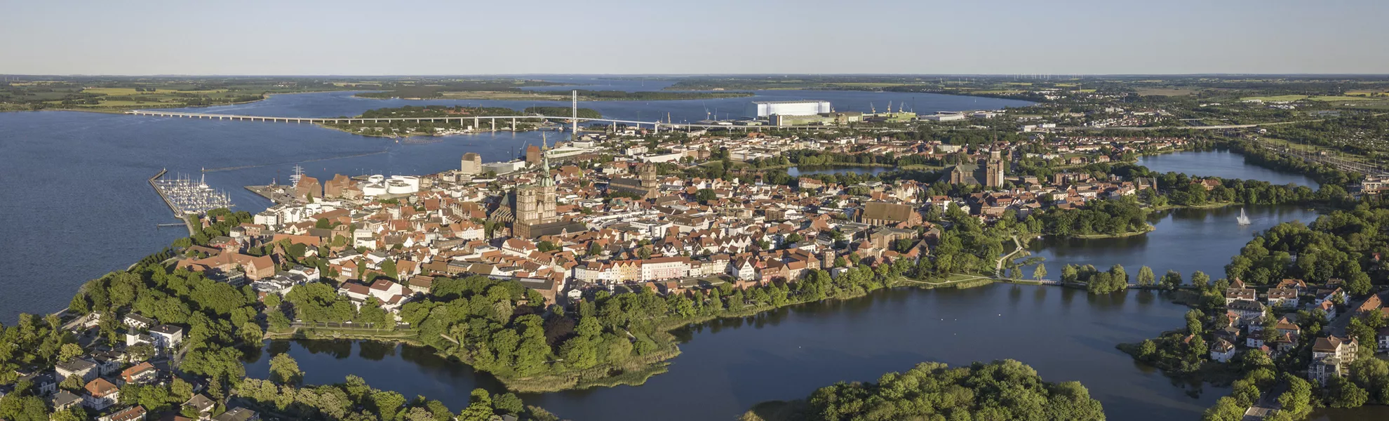 Stralsund, dahinter die Insel Rügen - © ©Iurii - stock.adobe.com