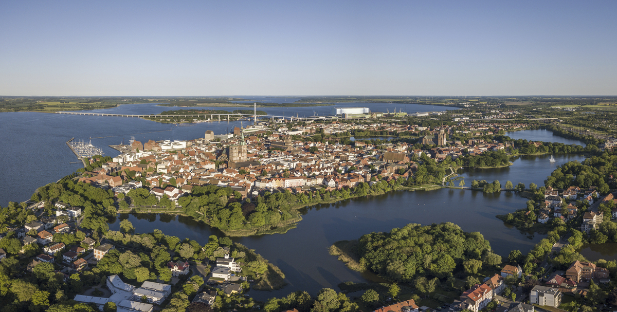 Stralsund, dahinter die Insel Rügen - © ©Iurii - stock.adobe.com