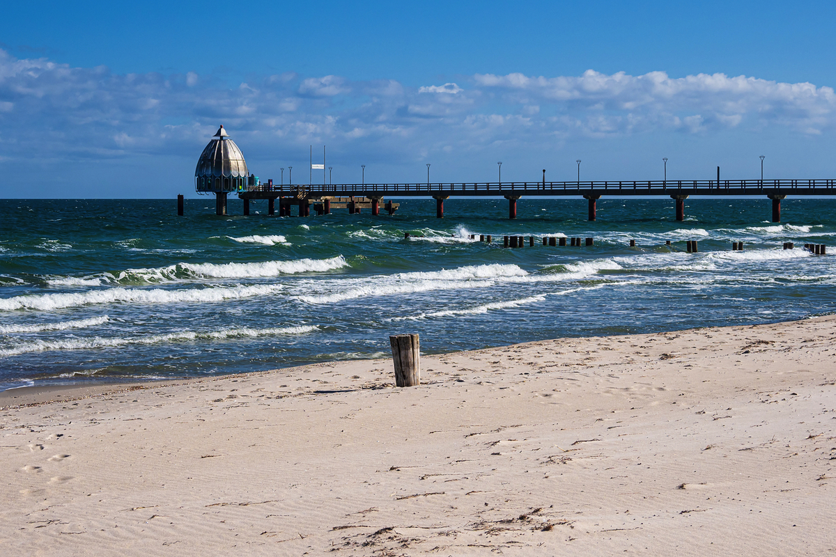 Seebrücke an der Ostseeküste in Zingst auf dem Fischland-Darß - © Rico Ködder - stock.adobe.com