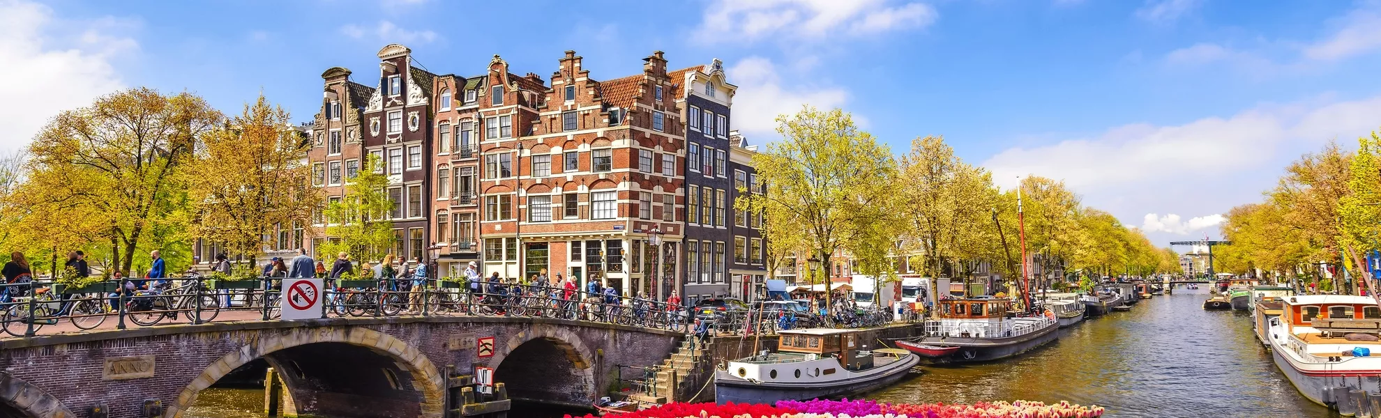 Amsterdam in den Niederlanden - © Noppasinw - stock.adobe.com