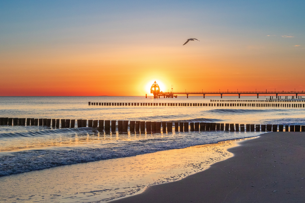 zum Sonnenaufgang am Strand von Zingst an der Ostsee - © Karl - stock.adobe.com