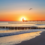 zum Sonnenaufgang am Strand von Zingst an der Ostsee