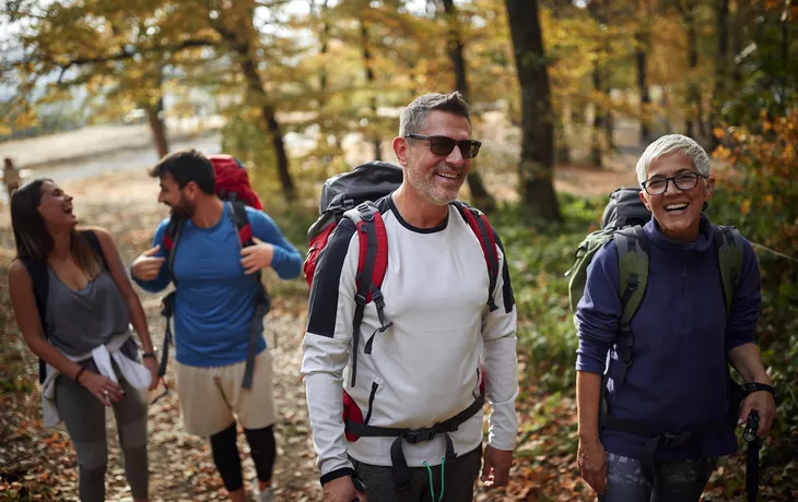 Familienzeit beim Wandern - © luckybusiness - stock.adobe.com