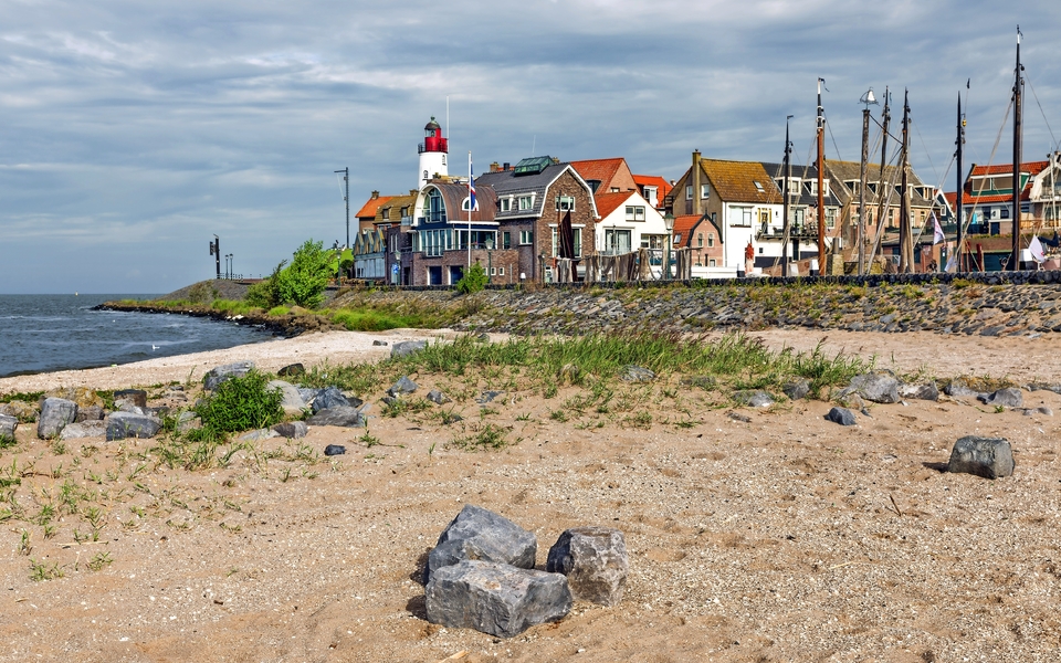 Dorfszene Form Strand von Urk, altes niederländisches Fischerdorf - © Kruwt - stock.adobe.com