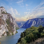 Donau in der Nähe der serbischen Stadt Donji Milanovac