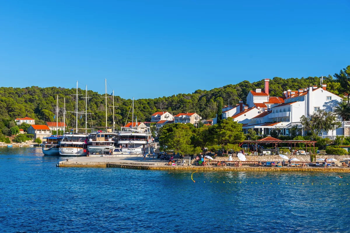 Hafen im Dorf Pomena im Nationalpark Mljet in Kroatien - © dudlajzov - stock.adobe.com