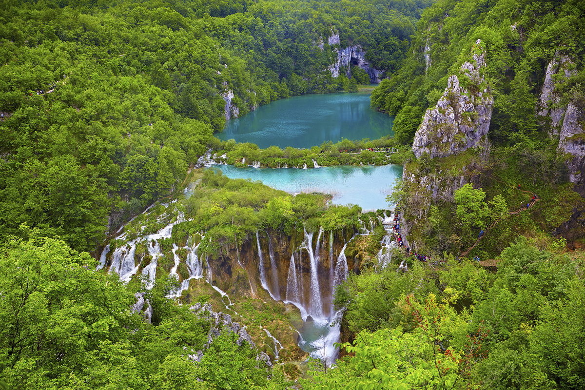 Wasserfälle im Nationalpark Plitvicer Seen - © shutterstock_245388445