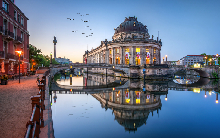 Museumsinsel mit Bode Museum und Fernsehturm in Berlin - © Jan Christopher Becke