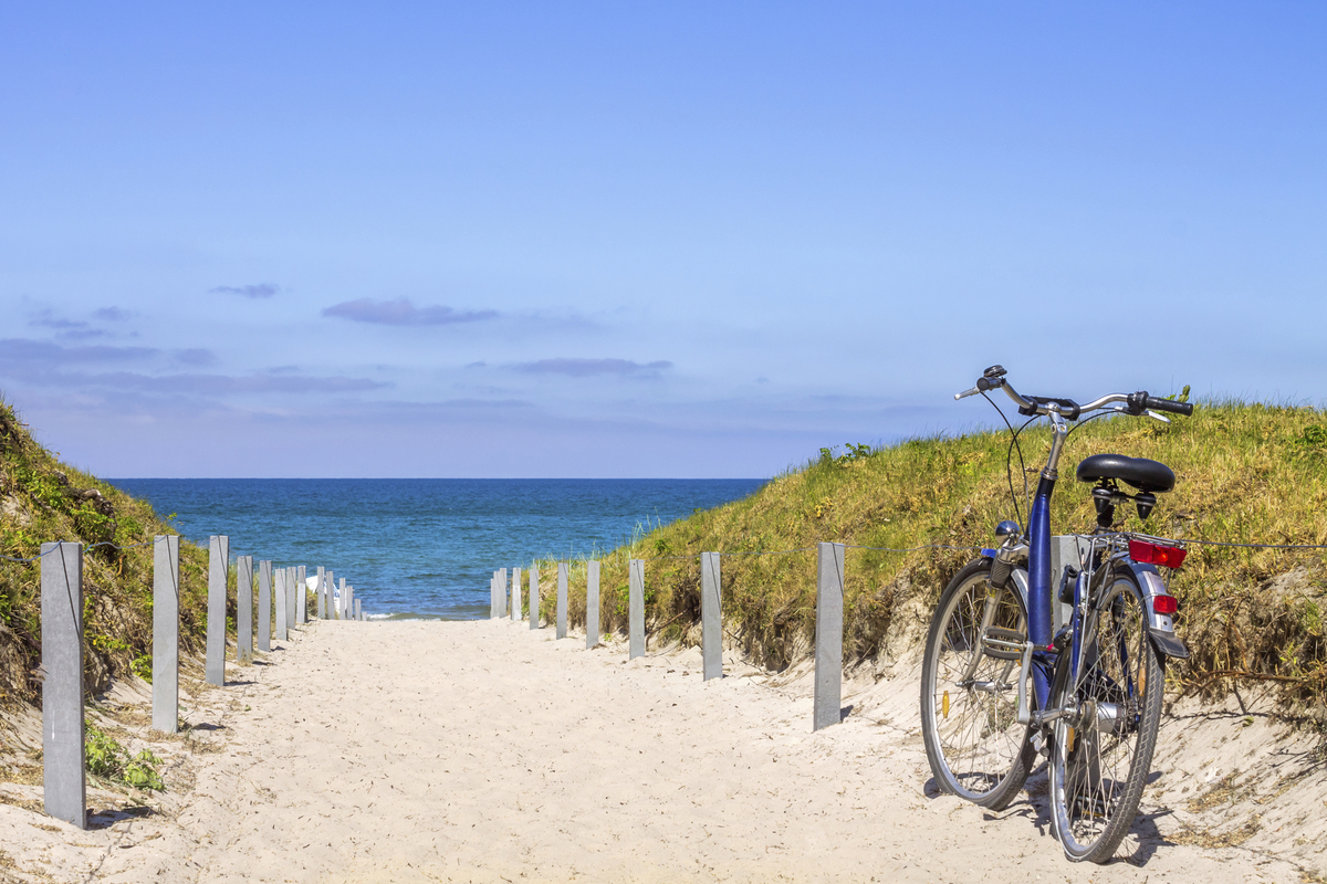 Fahrrad auf dem Weg zum Strand - © pure-life-pictures - Fotolia