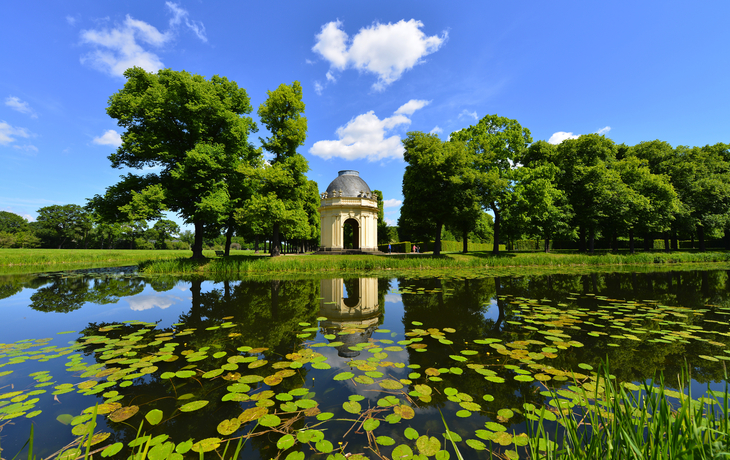 Großer Garten mit Pavillon in den Herrenhäuser Gärten - ©nmann77 - stock.adobe.com