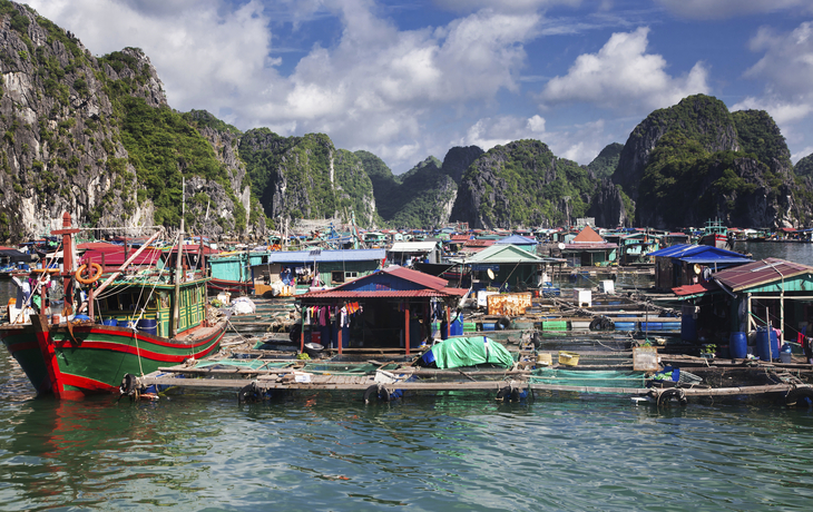 Schwimmende Fischfarm, Lan Ha Bay - © ©Melinda Nagy - stock.adobe.com