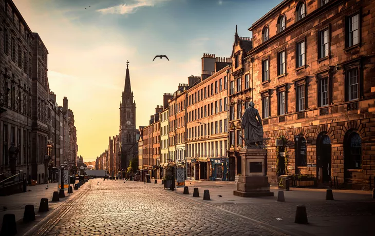 Blick auf die Royal Mile in Edinburgh - © Gavin - stock.adobe.com