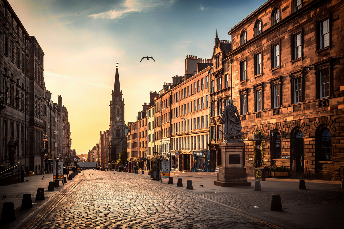 Blick auf die Royal Mile in Edinburgh - © Gavin - stock.adobe.com