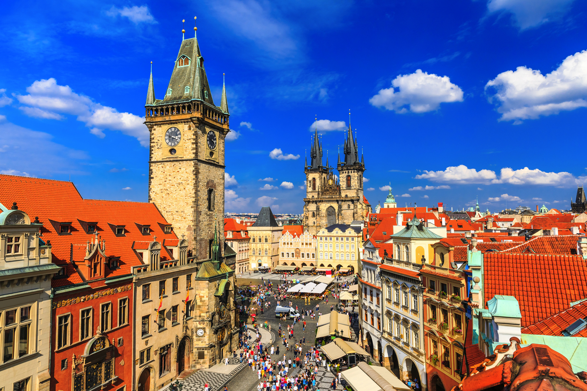 Teynkirche und Prager Rathausuhr am Altstädter Ring in Prag - © SCStock - stock.adobe.com