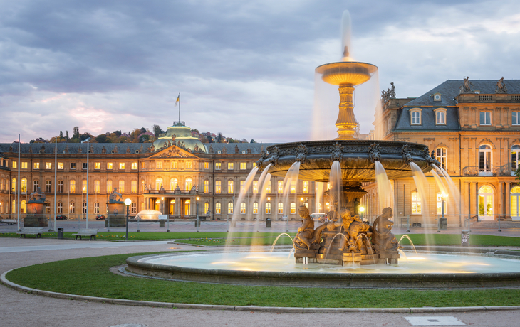 Stuttgarter Schlossplatz, Deutschland - © tichr - stock.adobe.com