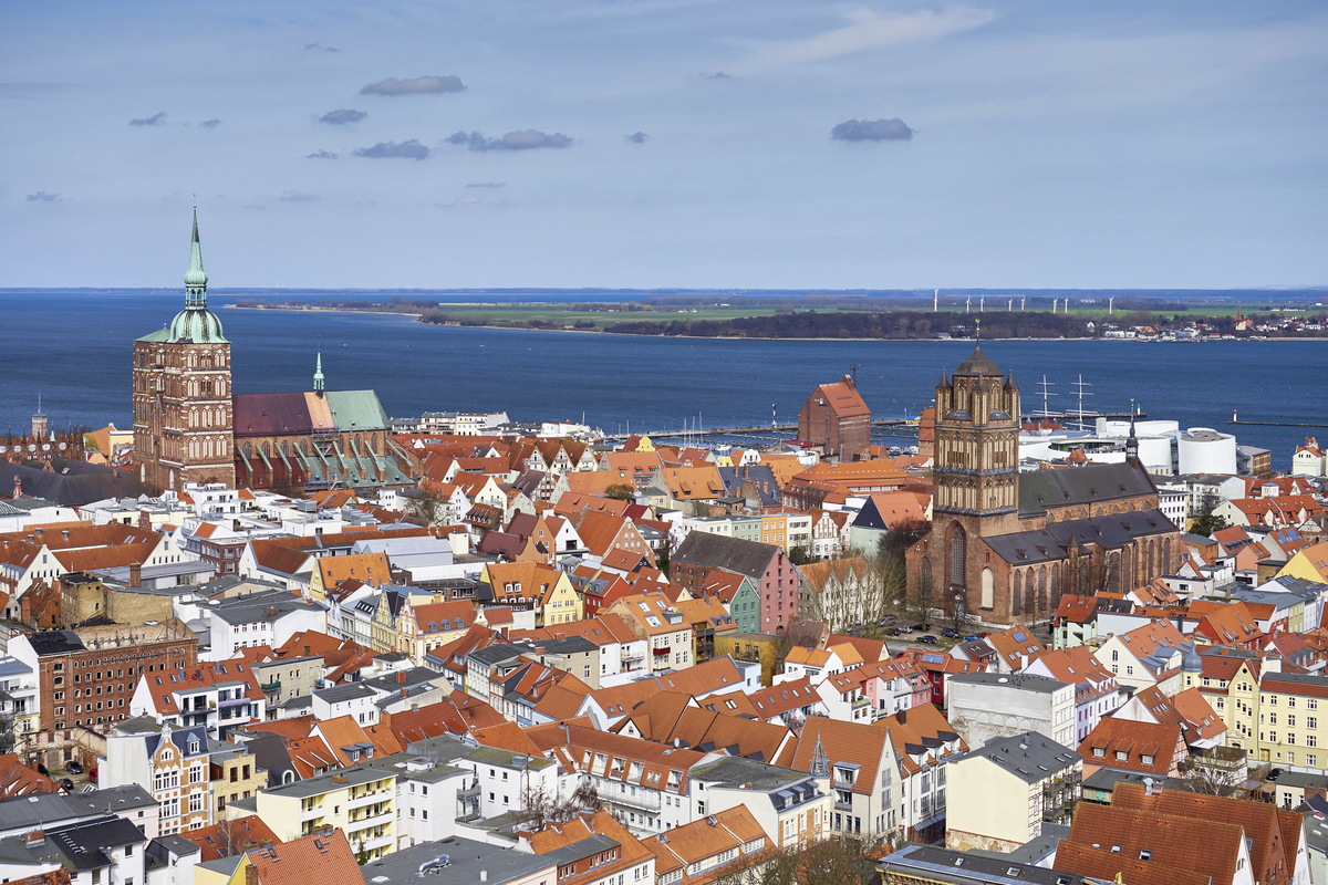 Stralsund, im Hintergrund die Insel Rügen - © Manuel Schnfeld - Fotolia